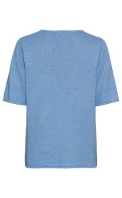 Leinen-Mix-Pullover in Hellblau, kurzärmlig, gerade geschnitten, mit Rundhalsausschnitt, aus feinem, leicht strukturierter Strickstoff, Rückansicht auf weißem Hintergrund.