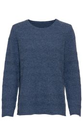 blauer Yak-Mix-Pullover mit Rundhalsausschnitt, langärmlig, feine strukturierte Strickmuster, gerade Passform, leichter Materialmix mit feinen Farbpunkten, schlichtes Design