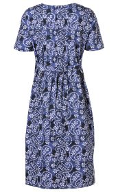 Baumwoll-Mix-Kleid in Blau mit weißem Paisley- und Blumendruck, kurze Ärmel, tailliert mit Gürtel, Rückansicht, knieumspielende Länge, leichter Stoff mit plissierten Details am Rücken