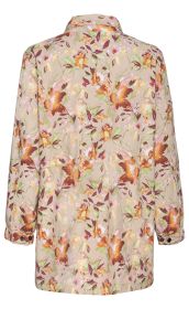 Rückansicht einer hellbeigen Baumwoll-Jacke mit buntem floralen Muster in Orange, Grün, Lila und Gelb, langärmlig mit Hemdkragen und Manschetten mit Knöpfen
