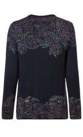 Dunkelblauer Baumwoll-Pullover mit langem Arm, Rückansicht, bunte abstrakte Muster an Schultern, Ärmeln und Saum in Rot, Blau und Orange, Rundhalsausschnitt, feiner Strick, gerade Passform