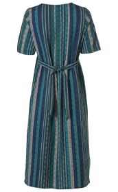 Baumwoll-Kleid mit kurzen Ärmeln, tailliert durch einen gebundenen Stoffgürtel, in blau, türkis und grau mit senkrechtem Streifenmuster, Rückansicht.