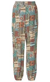 Viskose-Hose mit elastischem Bund und Bündchen, weiter Schnitt, gemusterter Stoff in Patchwork-Optik mit verschiedenen geometrischen und ethnischen Motiven in Beige, Rot, Türkis, Braun und Schwarz