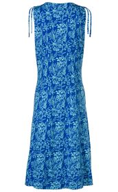 Blaues Viskose-Mix-Kleid mit hellblauem floralem Muster, ärmellos, gerade geschnitten, mit Kordelzügen an den Schultern, knieumspielende Länge, Rückansicht auf weißem Hintergrund