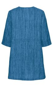 Rückansicht einer blauen Baumwoll-Schlupfbluse mit 3/4 langen Ärmeln und umgeschlagenen Manschetten, leicht tailliert, mit feinem Rippenstruktur-Muster