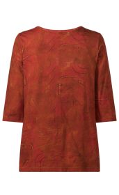 Rückansicht eines roten Baumwoll-Shirts mit 3/4-Ärmeln, abstraktem Muster in dunkleren und helleren Rot- und Orangetönen, dezenten schwarzen Linien und kleinen weißen Punkten.