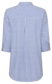 Rückenansicht einer blau-weiß gestreiften Baumwoll-Bluse mit 3/4-Ärmeln und Hemdkragen, vertikale Streifen am unteren Teil, horizontale Streifen am oberen Teil, geknöpfte Ärmelenden