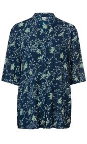 Dunkelblaue Viskose-Bluse mit kurzem Arm, Stehkragen und Knopfleiste, florales Muster in Hellgrün und Hellblau, lockere Passform