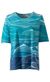 Baumwoll-Shirt mit Rundhalsausschnitt, kurzärmelig, in verschiedenen Blautönen mit abstraktem, wellenförmigem Linienmuster, gerade geschnittener Saum, Vorderansicht auf weißem Hintergrund