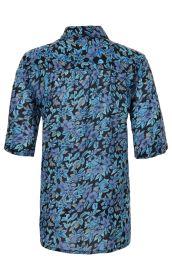 Rückansicht einer Viskose-Mix Bluse mit kurzem Ärmel, schwarz mit blauem und grauem floralem Muster, umgeschlagener Kragen, leichte Faltenentwicklung im Rückenbereich