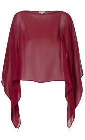 Transparente, weinrote Viskose Stola mit weitem Schnitt und spitz zulaufenden Enden, leicht schimmernd, ohne Muster, Produktlabel am Halsausschnitt sichtbar, elegante leichte Damenüberwurf-Mode