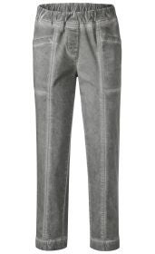 Graue Baumwoll-Mix Hose mit elastischem Bund, geradem Schnitt, sichtbaren Nähten und seitlichen Eingrifftaschen, Vorderansicht auf weißem Hintergrund