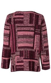 Baumwoll-Pullover aus grobem Strick mit geometrischem Muster in verschiedenen Rosatönen und Bordeaux, langärmlig, Rückansicht, gerade geschnitten.