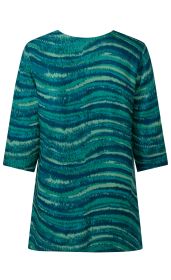 Viskose-Bluse mit dreiviertellangen Ärmeln, Rundhalsausschnitt und abstraktem wellenförmigem Muster in verschiedenen Türkis- und Blautönen, Rückansicht