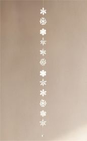 Weiße Girlande 160cm mit verschiedenen Schneeflocken aus Papier, hängend vor beige-kaltem Hintergrund, minimalistisch und winterlich dekorativ.