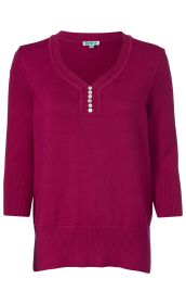 Baumwoll-Mix-Pullover in dunklem Magenta mit V-Ausschnitt, sieben weißen Knöpfen, 3/4-Ärmeln und breitem geripptem Saum und Ärmelabschlüssen, schlichtes Design, feine Strickstruktur
