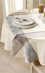 runde Tischdecke 160 cm, cremefarben mit hellgrauen und braunen Spitzenmustern, gedeckter Tisch mit weißem Porzellan, Besteck in beiger Serviette mit Schleife, Glas Weißwein, brennende dekorative Kerzen auf Glasständern