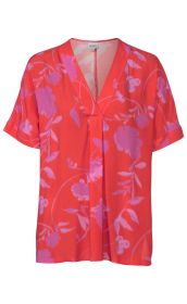 Rote Viskose-Tunika mit kurzen Ärmeln, V-Ausschnitt und pinkem floralen Muster, locker geschnitten, leicht glänzend, Vorderseite mit dezenter Mittelnaht, legere Passform