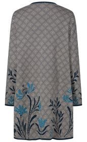 Rückenansicht eines langärmligen Pullovers mit blau-beigen Rautenmuster, unteren Bereich mit blauem Blumenmotiv, Rundhalsausschnitt, gerader Schnitt.