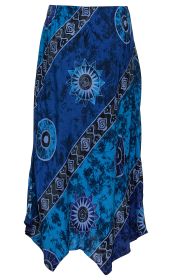 Blauer und türkisfarbener Viskose-Rock mit asymmetrischem Saum, verziert mit schwarzen und weißen geometrischen und Sonnenmotiv-Prints, elastischem Bund und leichtem, fließendem Stoff.