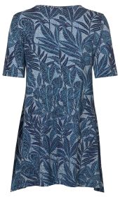 blaues Viskose-Mix-Shirt mit kurzem Arm, leichter A-Linie und allover Blattmuster in verschiedenen Blautönen