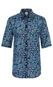 Viskose-Mix Bluse mit blau-lila floralem Muster, Hemdblusenkragen, durchgehender Knopfleiste und halblangen Ärmeln, leicht taillierte Passform.
