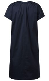 Rückansicht eines dunkelblauen Baumwoll-Mix-Kleids mit kurzen Ärmeln, lockerem Schnitt, Rundhalsausschnitt und leichter Faltenlegung am Rücken.