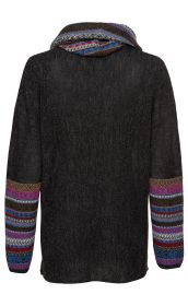 Dunkelgrauer Alpaka-Pullover von hinten mit Kapuze und bunten, gemusterten Ärmeln in Blau, Rot, Braun und Grau, locker geschnitten.