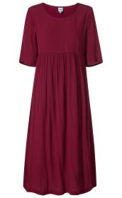 Rotes Viskose-Kleid mit halblangen Ärmeln, lockerem Schnitt, rundem Ausschnitt und gerafftem Rockansatz, knielang, schlichtes Design ohne Muster oder Verzierungen.