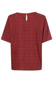 Rückansicht einer rot karierten Viskose-Mix-Bluse mit kurzem Arm, Rundhalsausschnitt und kleinem Tropfenausschnitt mit Knopfverschluss am Nacken
