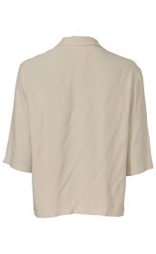 Beige Viskose-Jacke mit halblangen Ärmeln, gekräuseltem Stoff und einfachem Kragen, Rückansicht, lässiger Schnitt, leicht strukturiertes Material, ohne sichtbare Verschlüsse oder Verzierungen