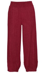 Baumwoll-Hose in dunklem Rot, locker geschnitten mit elastischem Bund und Bündchen, gerade geschnittene Beine mit leichter Struktur, weiches, atmungsaktives Material.