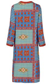 Rückenansicht eines langen Viskose-Kleids mit geradem Schnitt, langem Arm, buntem geometrischem Patchwork-Muster in Blau, Rot, Gelb und Orange, dekorativen floralen und quadratischen Motiven