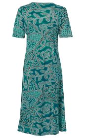 Viskose-Kleid in Blau-Grün mit kurzem Arm, langer, ausgestellter Schnittform, floralen und geometrischen weißen Mustern über den gesamten Stoff verteilt.