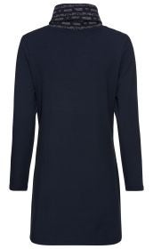 Dunkelblaues Viskose-Mix-Shirt mit langen Ärmeln, länger geschnitten, hoher Kragen mit gestreiftem Muster in Weiß und Grau, Rückansicht, schlichte und elegante Optik