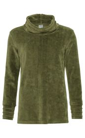 olivgrünes Baumwoll-Shirt mit langem Arm und hohem, mehrfach gelegtem Kragen, weicher, samtartiger Stoff, schlichte und elegante Optik