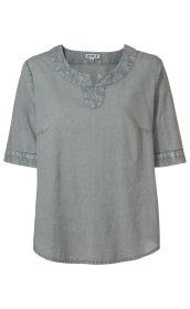 graue Baumwoll-Bluse mit halblangen Ärmeln, runder Ausschnitt mit kleinem V-Schlitz, Blütenmuster-Stickerei am Kragen und an den Ärmelenden, gerade geschnittener Saum