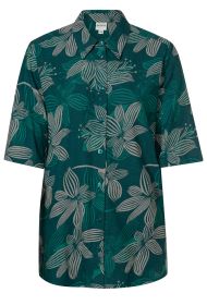 Viskose-Bluse mit halblangen Ärmeln, dunkelgrünem Grundton und großem floralen Muster in hellgrau, durchgehende Knopfleiste vorne, spitzer Kragen, leichte Struktur des Stoffes sichtbar.