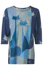Baumwoll-Shirt mit dreiviertel-Ärmeln, abstraktem Katzen-Motiv und Streifen in verschiedenen Blautönen, Rundhalsausschnitt, leicht melierter Stoff, harmonisches Design mit geometrischen Formen und stilisierten Katzenköpfen.