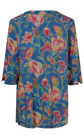 Rückansicht einer langärmeligen Modal-Tunika mit blauem Hintergrund und großem floralen Muster in Rot, Rosa, Grün und Gelb, kleine blaue Punkte als Musterfüllung, seitliche Schlitze am Saum und an den Ärmeln.