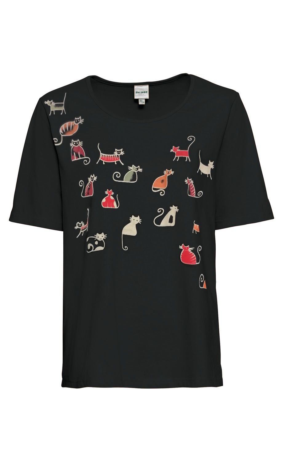 Schwarzes Baumwoll-Shirt mit kurzen Ärmeln und buntem Aufdruck aus mehreren stilisierten Katzen in Rot-, Orange-, Beige- und Grautönen, gleichmäßig auf Vorderseite verteilt