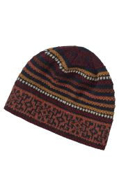 gestrickte Wintermütze mit bunten Streifen und geometrischem Muster in Rot-, Braun-, Blau- und Gelbtönen, leichte Schrägansicht auf weißem Hintergrund