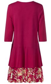 Rückansicht eines baumwoll-kleids in dunkelrot mit 3/4-ärmeln, tailliertem Schnitt und ausgestelltem oberteil mit floral gemustertem, plisseeartigem Saum in rot, rosa und beige.