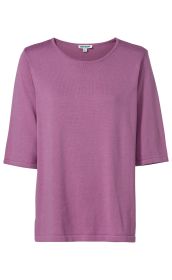 Violetter Viskose-Mix-Pullover mit kurzen Ärmeln, Rundhalsausschnitt, glatter Struktur, gerade Form, minimalistisches Design ohne Muster oder Verzierungen.