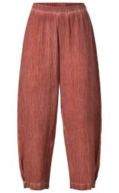 Rostrote Viskose-Mix-Hose in Crinkle-Optik mit elastischem Bund, weitem Bein und Knopfverschluss an den Beinenden